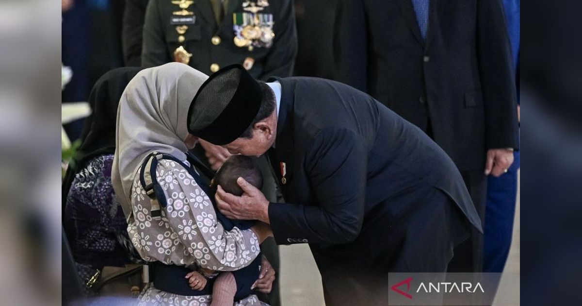 Momen Haru: Presiden Prabowo Cium Kepala Bayi Prajurit TNI yang Gugur dalam Misi Perdamaian