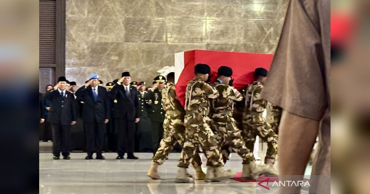 SBY Kenakan Baret Pasukan Perdamaian, Beri Penghormatan Terakhir Prajurit Gugur di Lebanon