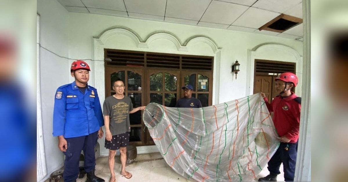 Evakuasi Balon Udara Tulungagung: Damkar Amankan Balon Berisi Petasan di Kabel Listrik
