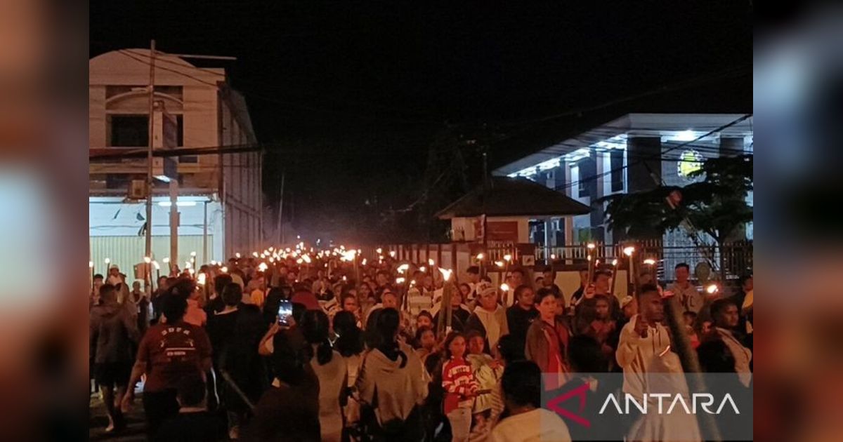 Ribuan Jemaat GKI Petrus Waena Meriahkan Pawai Obor Fajar Paskah di Jayapura