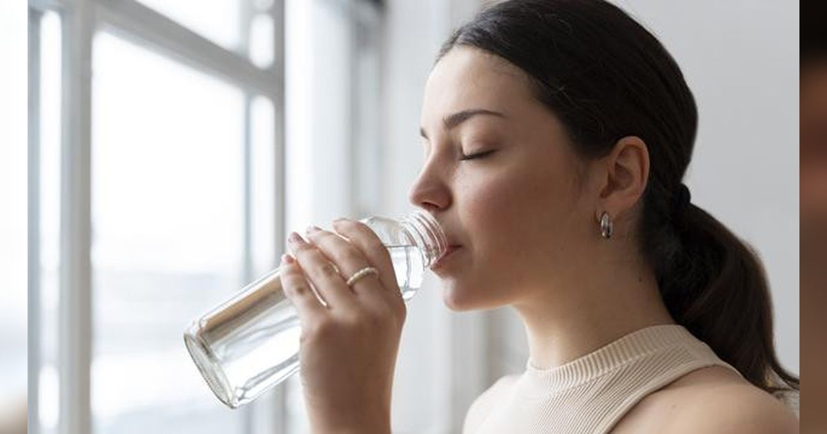 Minum Air Putih Saat Makan, Baik atau Buruk? Ini Penjelasannya