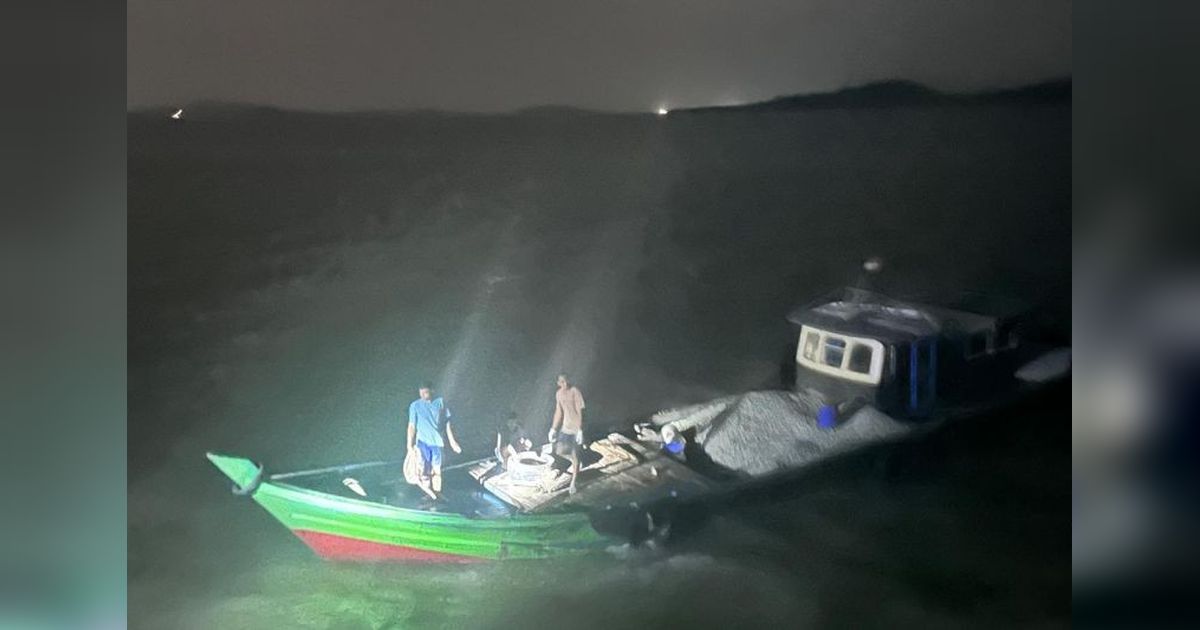 KRI Alamang-644 Gagalkan Pencurian Granit di Selat Gelam, Lima ABK Diamankan