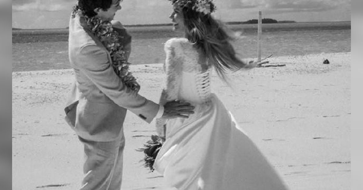 Enggak Kaleng-Kaleng, Janda Bos Playboy Menikah Lagi di Pulau Terpencil dengan Gaun Pengantin Dihiasi 5.400 Kristal