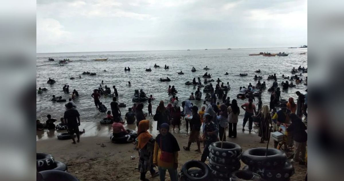 Pesona Liburan Paskah Pantai Carita: Ribuan Wisatawan Padati Pandeglang