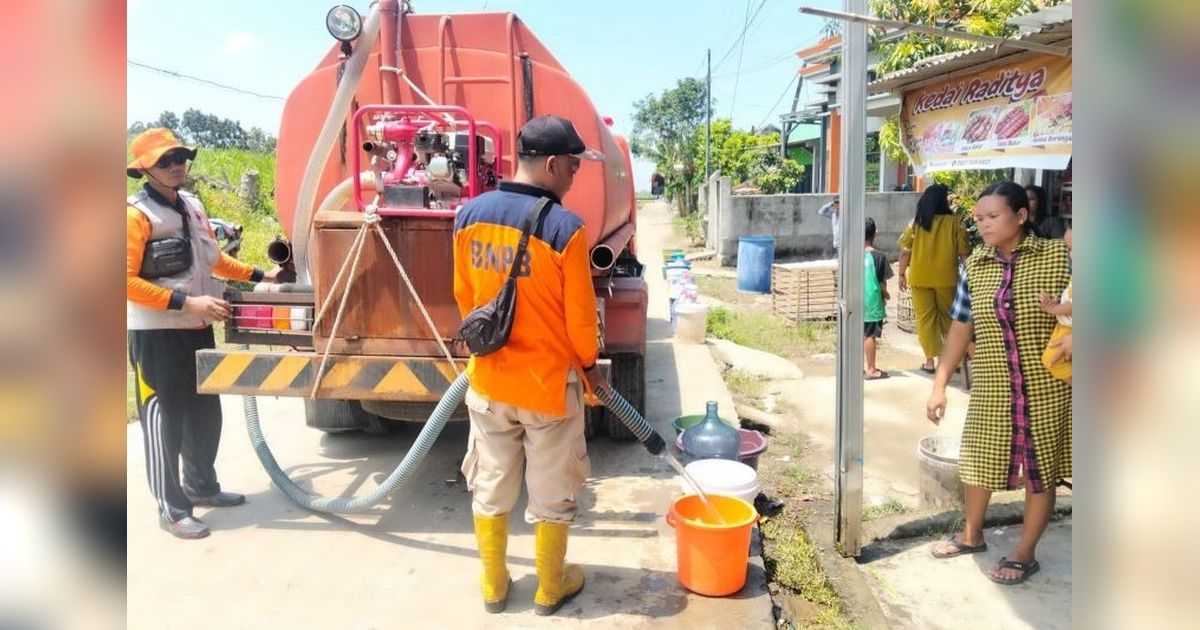 BPBD Demak Gerak Cepat: Droping Air Bersih dan Pembersihan Pasca Banjir