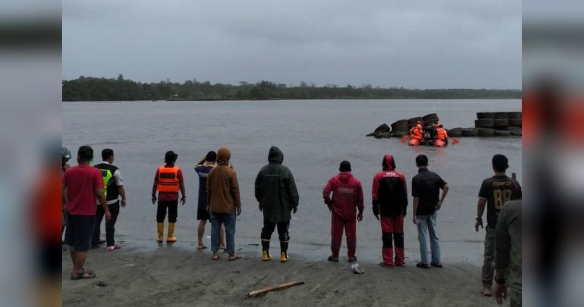 SAR Bengkulu Turunkan Tim Cari Nelayan Hilang Akibat Kapal Karam di Pantai Pasir Putih