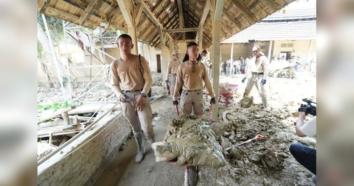 Praja IPDN Bersihkan Situs Bersejarah Istana Benua Raja di Aceh Tamiang