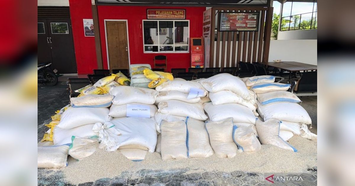 Kejari Mataram Hibahkan 246 Karung Beras Rusak ke DLH untuk Pakan Maggot, Musnahkan Narkotika dan Senjata Tajam