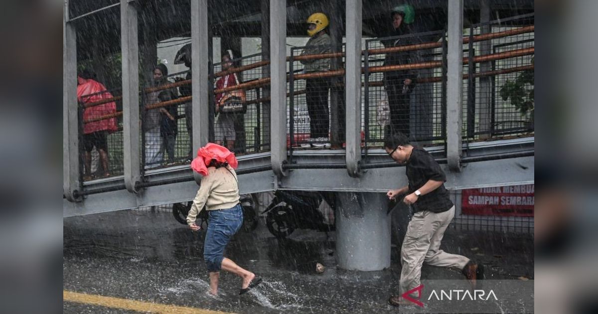 BMKG: Sirkulasi Siklonik di Samudra Hindia dan Laut Banda Picu Hujan Lebat di Indonesia