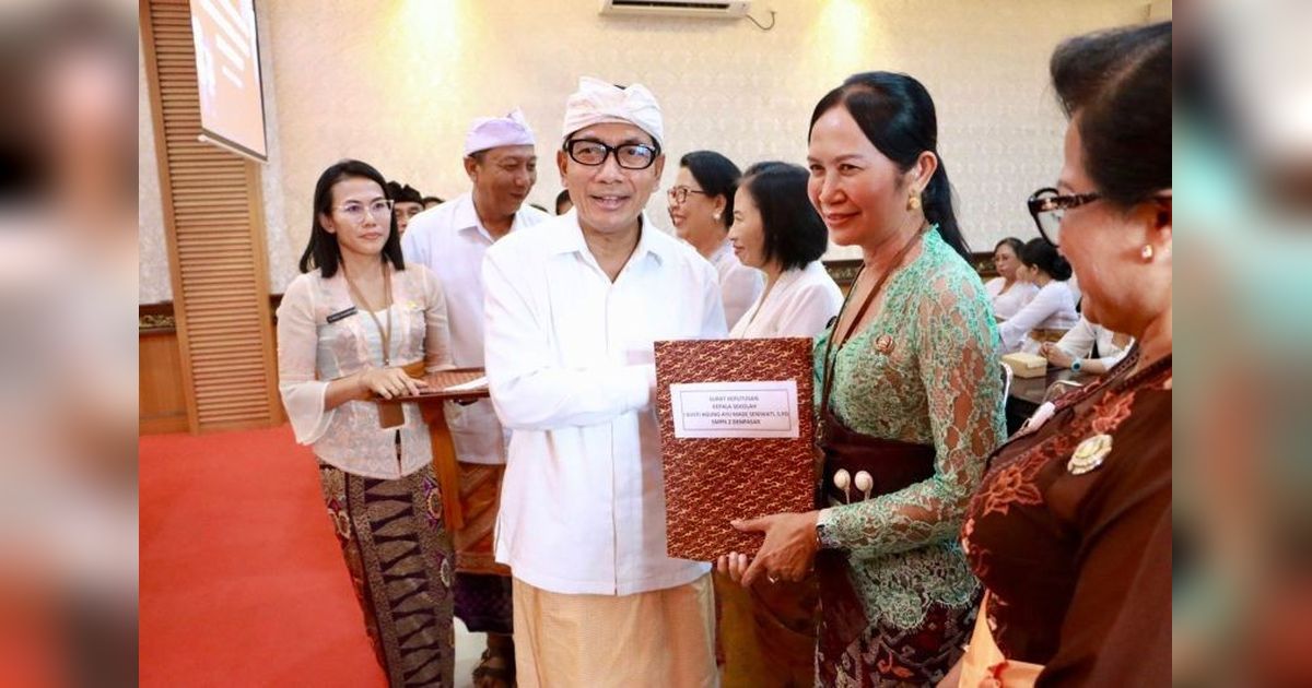 Sekda Denpasar Serahkan SK 41 Kepala Sekolah, Perkuat Mutu Pendidikan