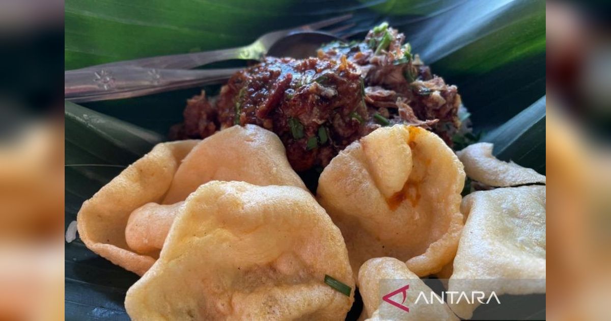 Pemkab Cirebon Kampanyekan Daun Jati Pembungkus Makanan untuk Kurangi Sampah Plastik