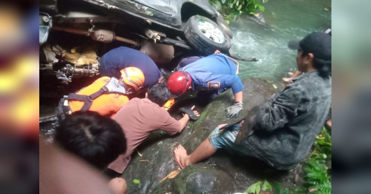 Basarnas Evakuasi Korban Mobil Jatuh Jurang di Minahasa Selatan, Dua Meninggal Dunia