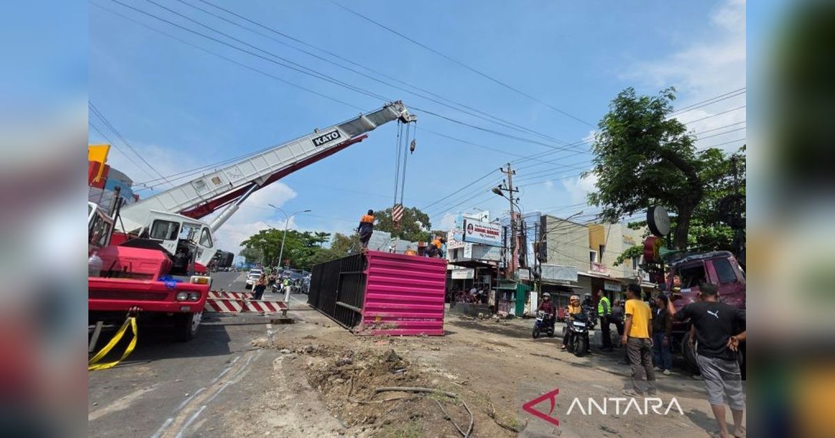 Truk Kontainer Terguling di Turunan Silayur Semarang, Tiga Pengendara Terluka
