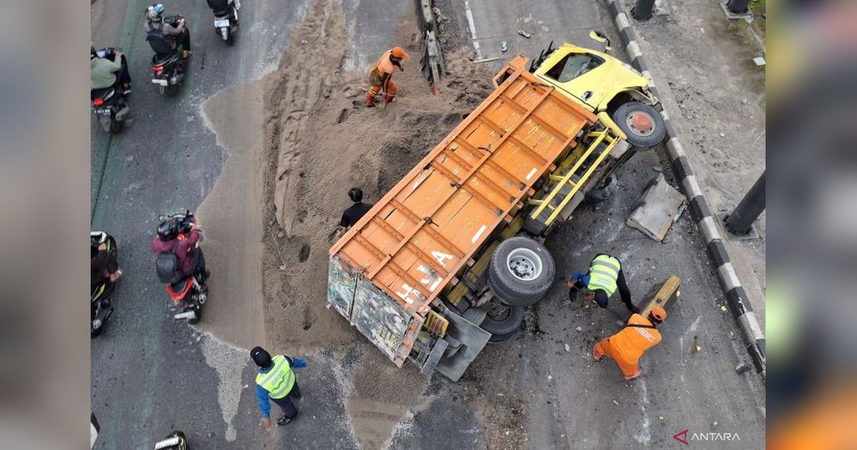 Truk Pasir Terguling di Tebet Akibat Sopir Mengantuk, Picu Kemacetan Panjang