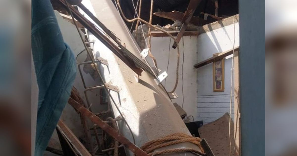 Tiang Provider Roboh di Kembangan Timpa Dua Rumah, Satu Warga Luka Ringan