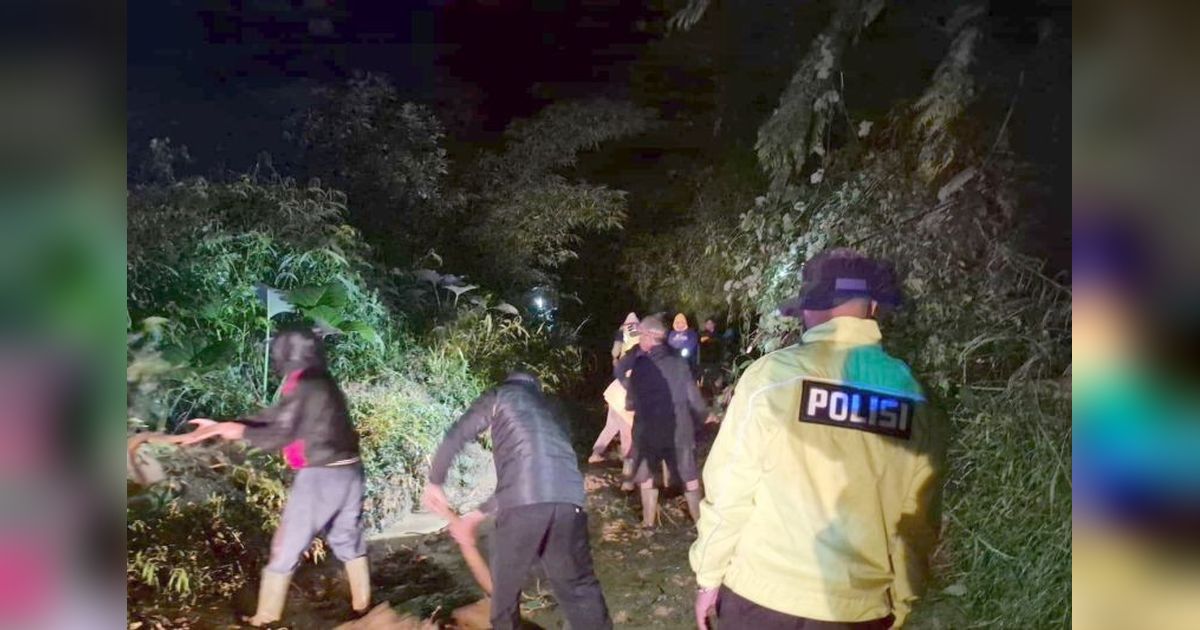 Petugas Gabungan Sigap Tangani Empat Titik Longsor Garut, Jalur Banjarwangi-Singajaya Kembali Normal