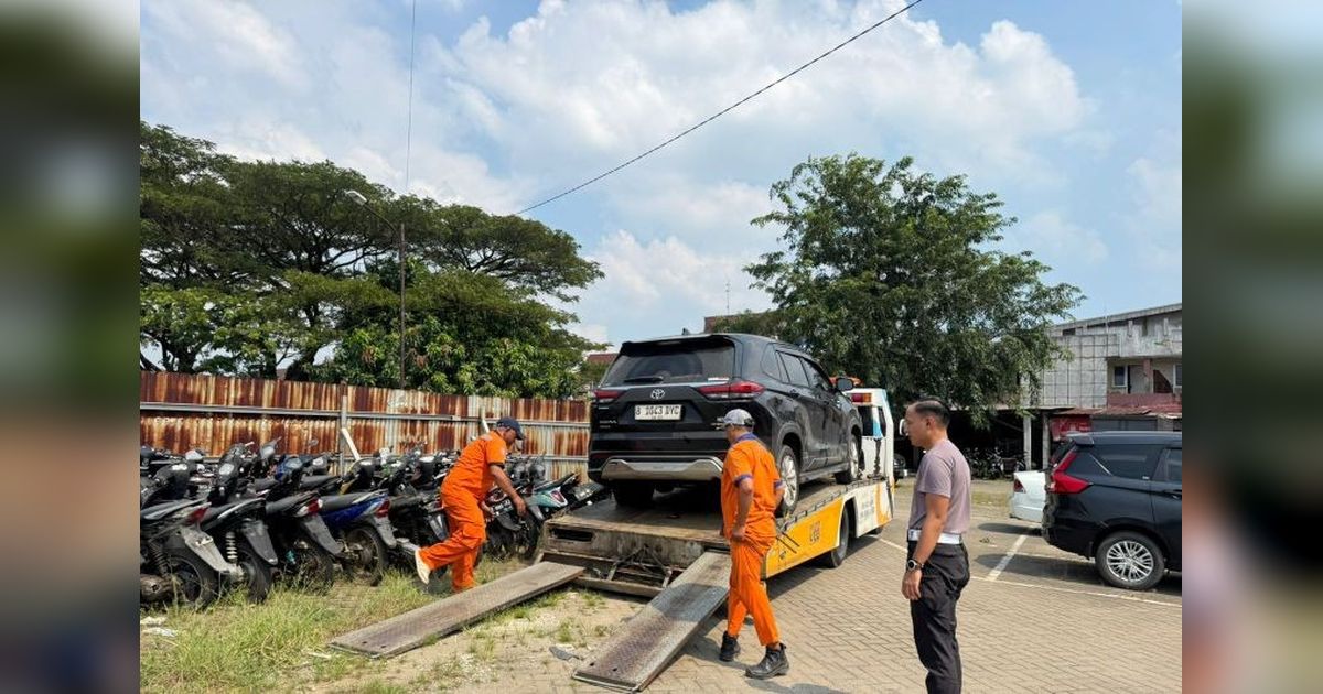 Polres Karawang Amankan Mobil Penabrak Motor Viral, Pengemudi Diduga Kurang Konsentrasi
