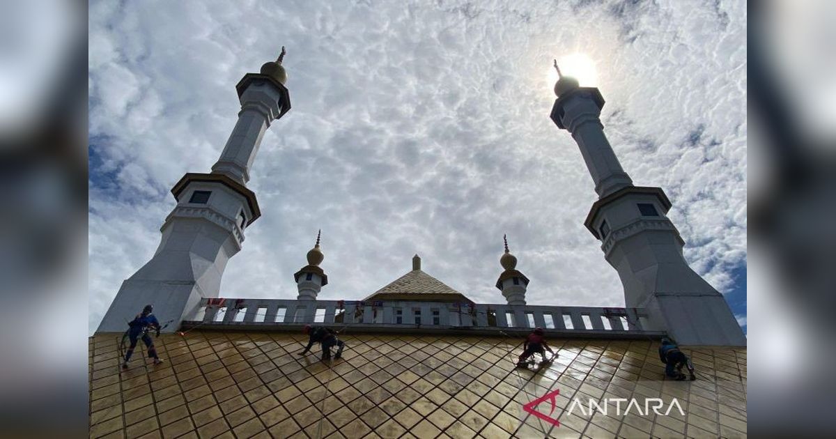 TCC Gelar Aksi Bersih-bersih Masjid Agung Tasikmalaya dengan Teknik Vertikal
