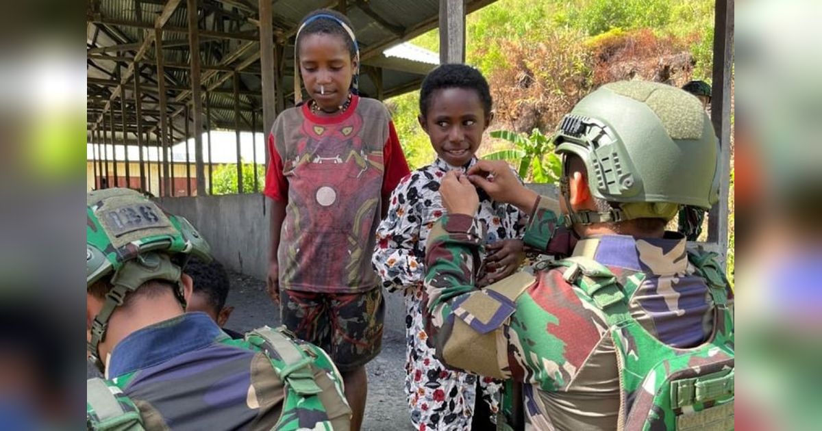 Satgas Yonif 136/TS Pererat Komunikasi Sosial Lewat Pembagian Pakaian Layak Pakai di Tingginambut