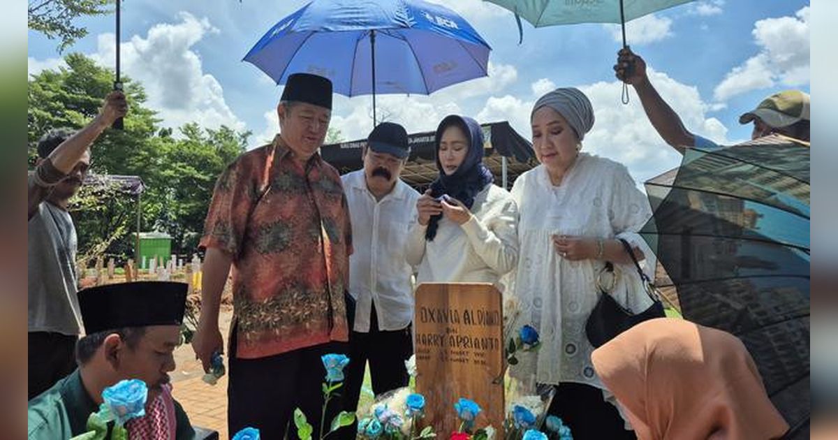 Inul Daratista Ziarah ke Makam Vidi Aldiano, Kenang Momen Berbagi Cerita Pengobatan