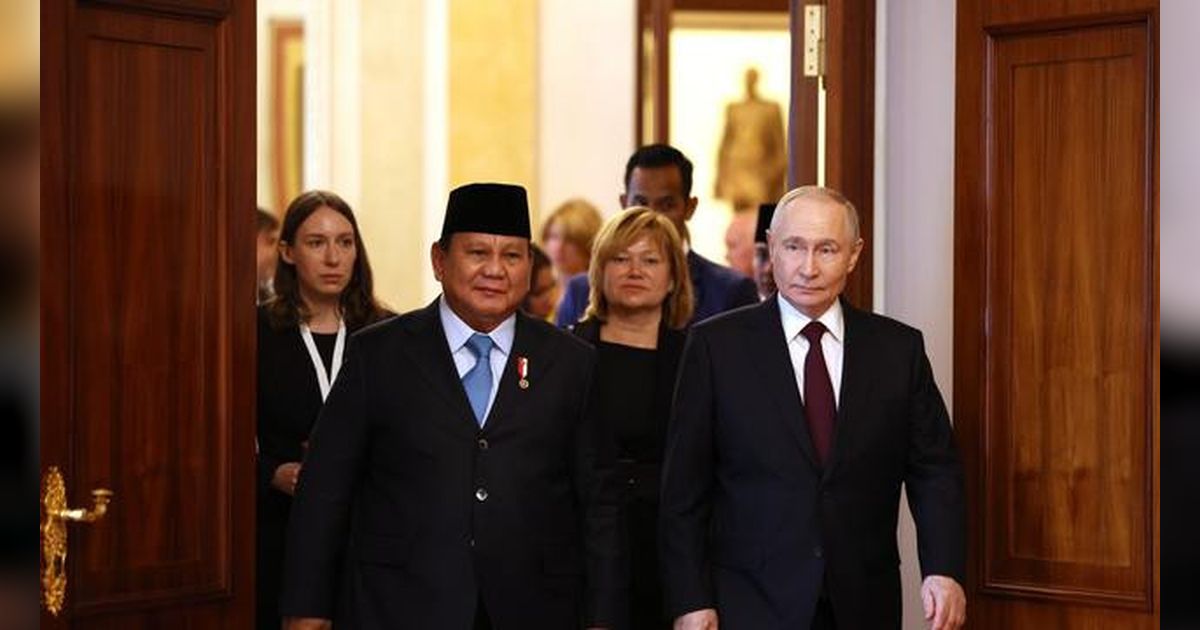 Momen Keakraban Prabowo dan Putin Warnai Kepulangan dari Rusia