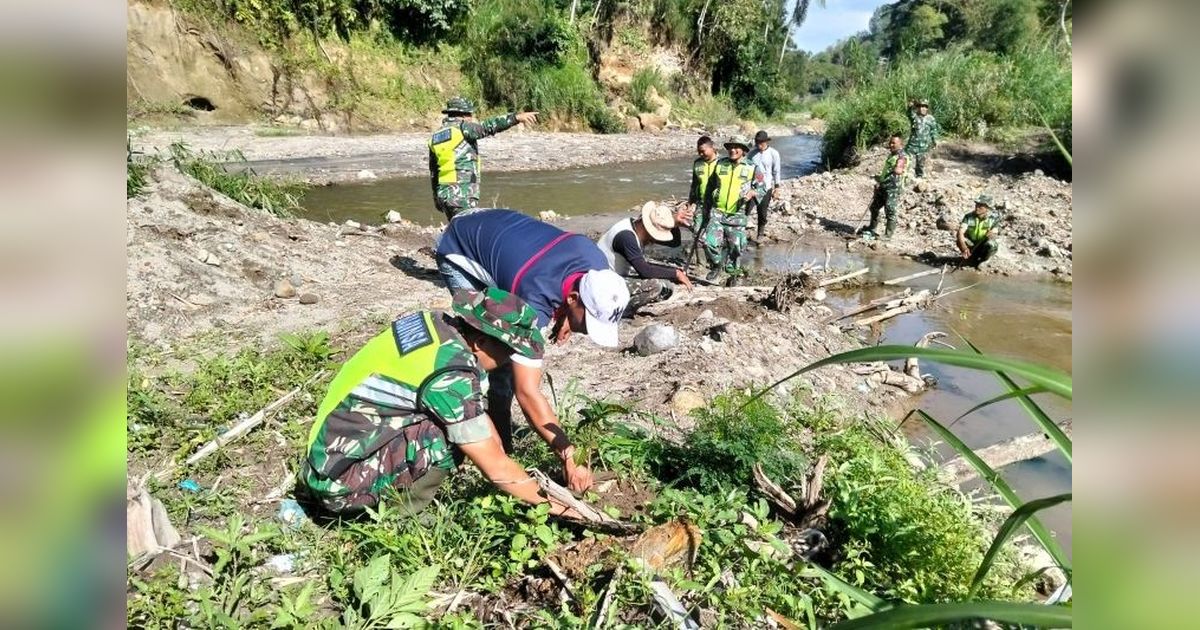 Prajurit TNI Hijaukan Bener Meriah, Cegah Longsor di Bantaran Sungai Redelong