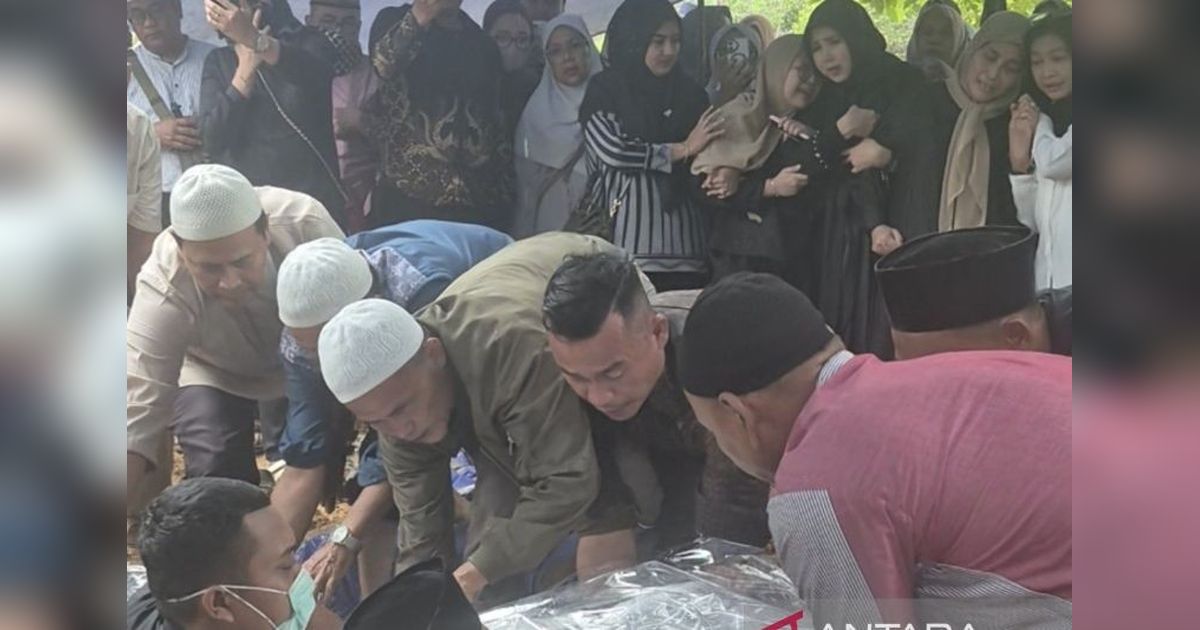 Tangis Haru Iringi Pemakaman Fauzi Orbanta, Korban Kecelakaan Heli PK-CFX di Jambi