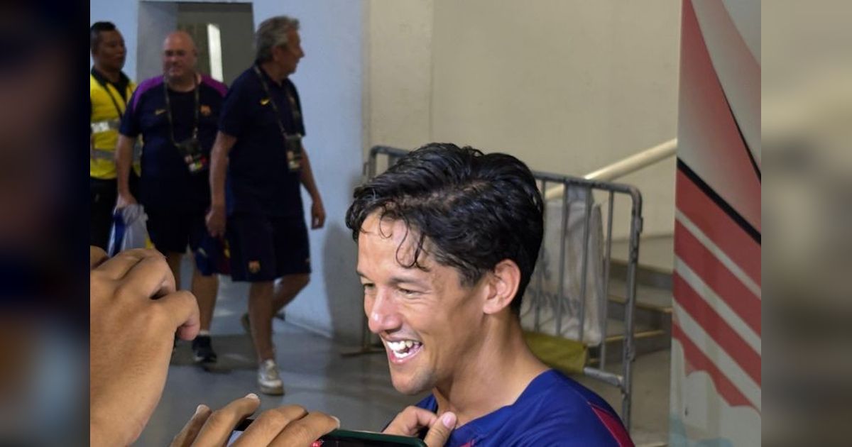 Momen Bersejarah: Irfan Bachdim Tukar Jersey Rivaldo di Clash of Legends Jakarta
