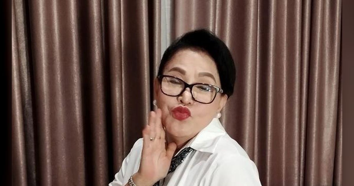 Di Usia 70 Tahun, Mpok Atiek Tetap Cantik dan Eksis Berkat Perawatan Rutin