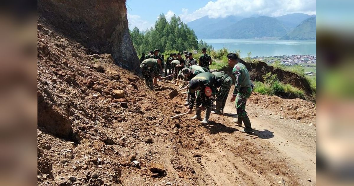 TNI Buka Akses Jalan Longsor Aceh Tengah, Pastikan Mobilitas Warga Lancar