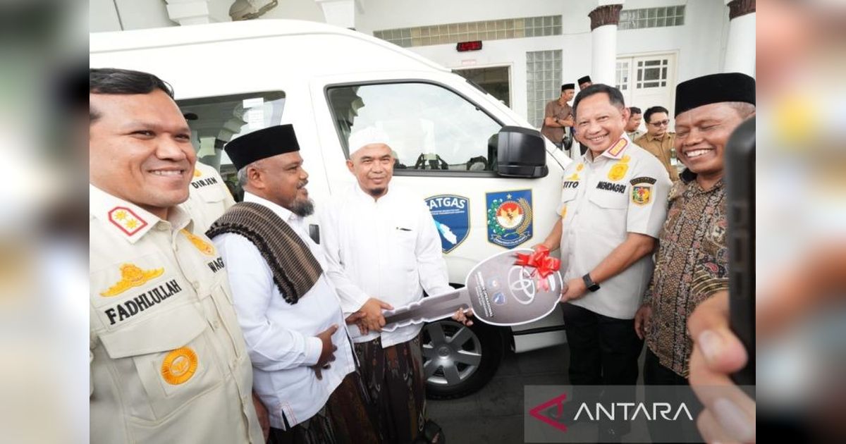 Mendagri Tito Karnavian Serahkan Bantuan Mobil Operasional untuk Masjid Raya Baiturrahman Aceh
