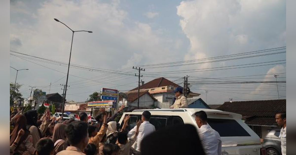 Warga dan Anak-Anak Sekolah di Magelang Antusiasi Sambut Kedatangan Prabowo
