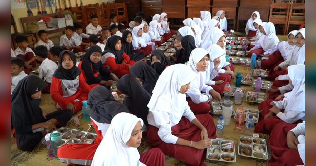 Hari Kartini, MBG di SDN 2 Barukan Disajikan Prasmanan: Ada Ikan Lele Hingga Susu Kotak