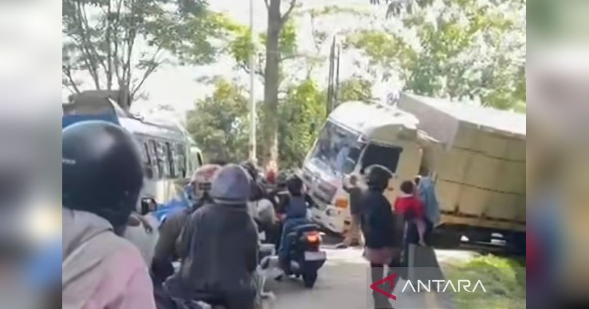 Jalur Selatan Cianjur Normal Kembali Pasca-Evakuasi Truk Terperosok