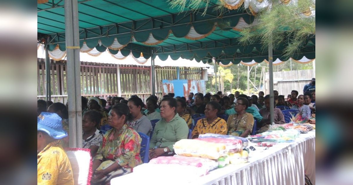 Pemkot Jayapura Gencarkan Pelatihan Aksesoris Adat Port Numbay untuk Kaum Ibu
