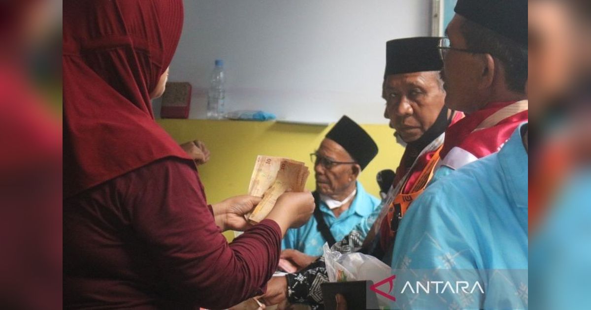 Ratusan Jamaah Haji NTB Serbu Lokasi Penukaran Uang Riyal di Asrama Haji