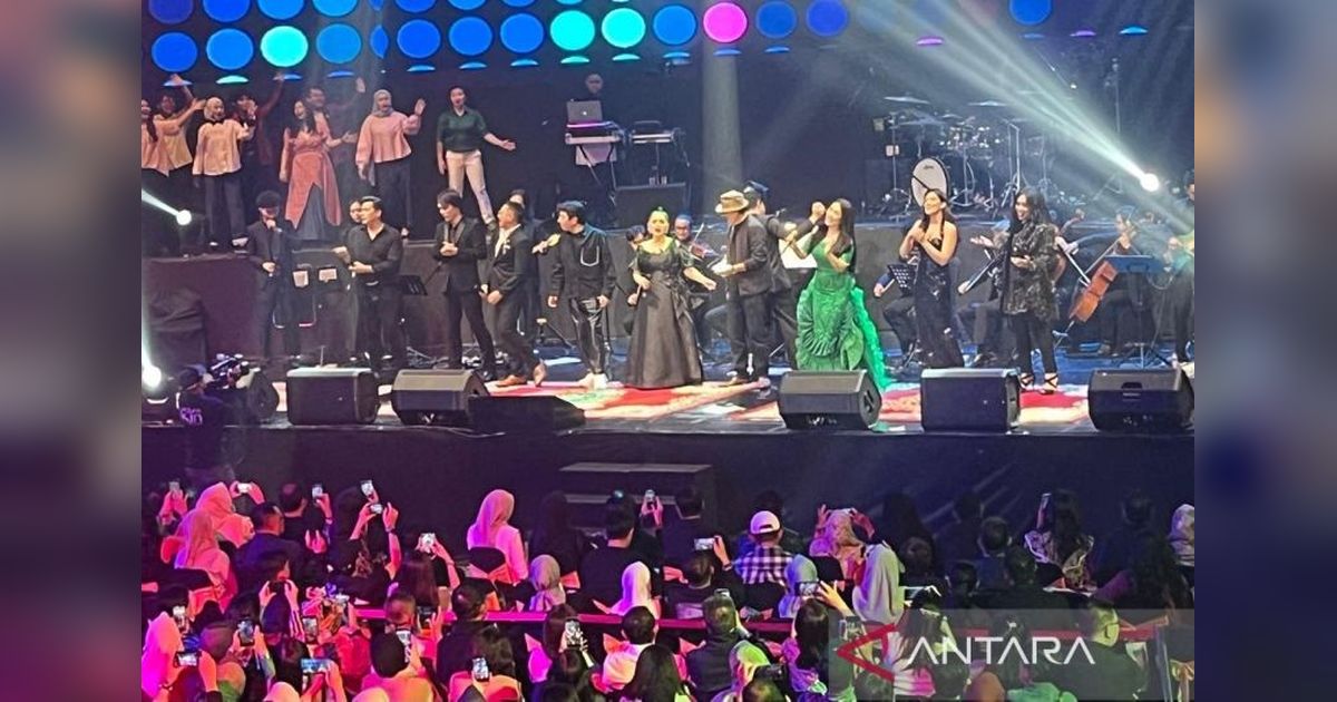 Konser Badai Pasti Berlalu: Nostalgia Karya Erros Djarot Pukau Balai Sarbini