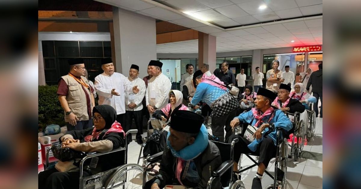 Plt Gubernur Riau Lepas Ratusan Jemaah Haji Pekanbaru, Pesan Khusyuk Ibadah di Tanah Suci