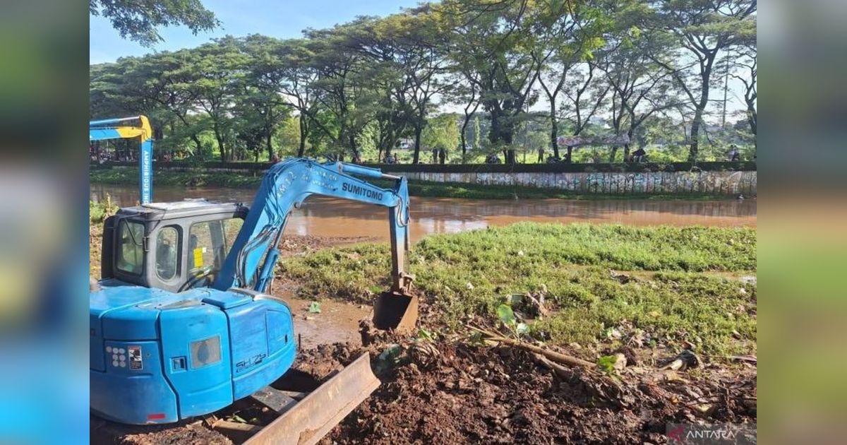 SDA Jakarta Selatan Gencarkan Pengerukan 10 Titik Rawan Harian untuk Antisipasi Banjir Jakarta Selatan