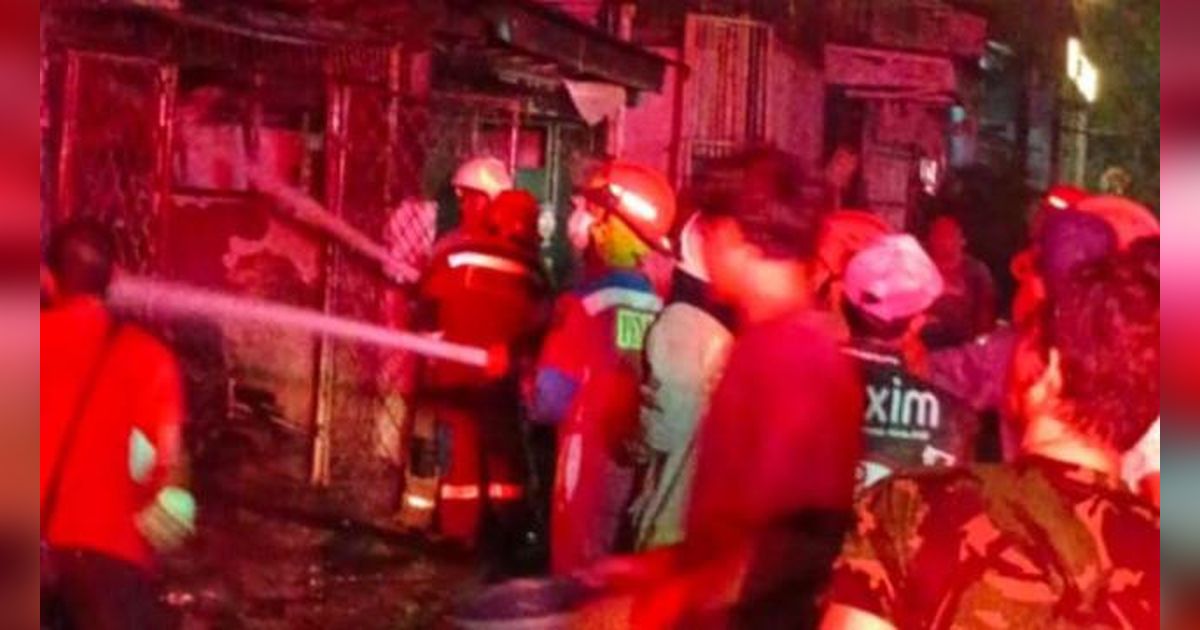 Kebakaran Hebat Landa Gudang JNE Depok, Terdengar Dentuman Ledakan