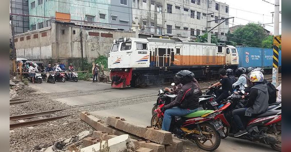 Pemkot Bekasi Mulai Perbaiki Perlintasan Kereta Api Tak Resmi