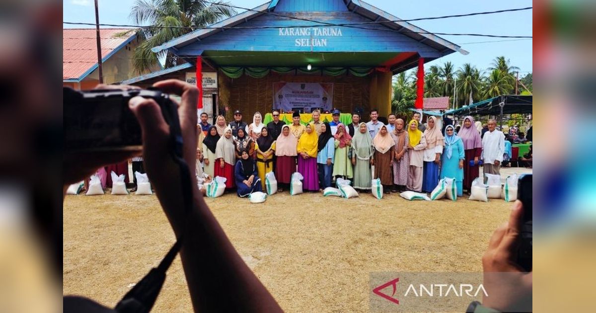 DKPP Natuna Salurkan Bantuan Beras Natuna untuk Warga Kurang Mampu di Pulau Seluan