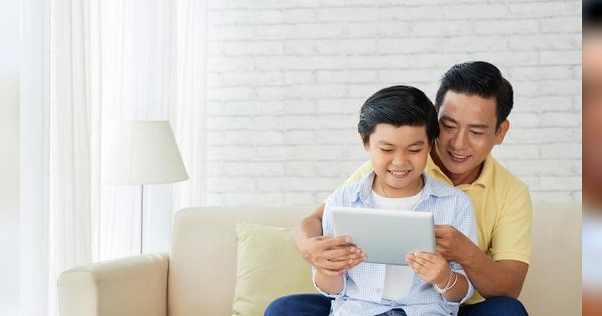 Tak Cuma Mengawasi, Orangtua Wajib Memahami Cara Mendampingi Anak di Tengah Gempuran Digital