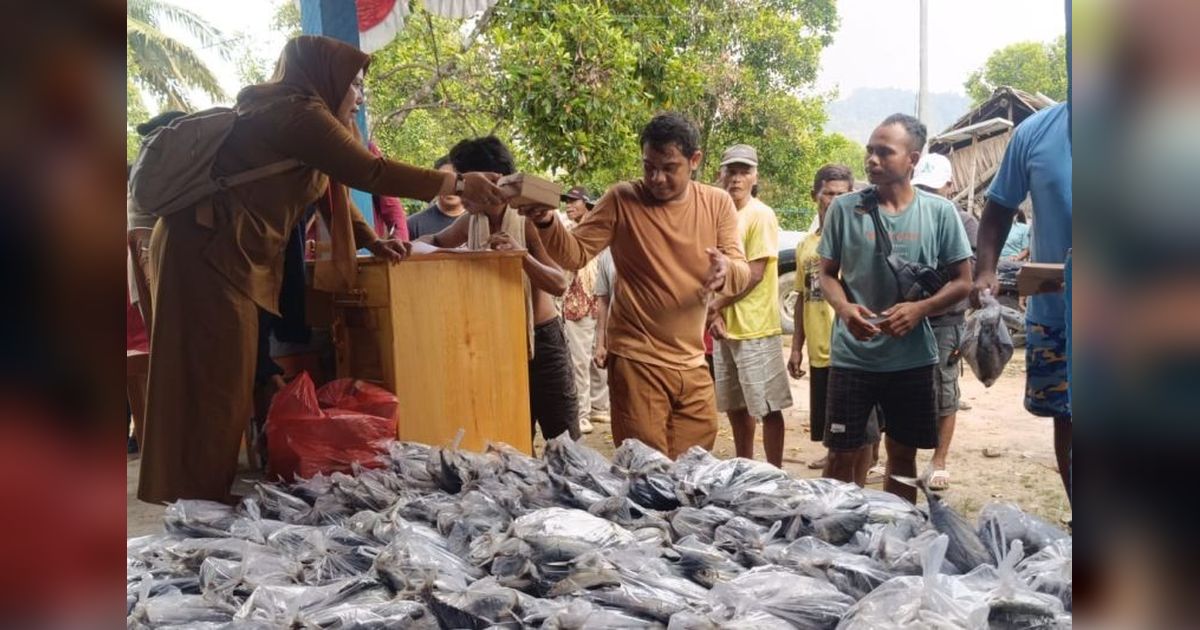 Bupati Donggala Salurkan 1,2 Ton Bantuan Ikan untuk Atasi Stunting dan Kemiskinan Ekstrem
