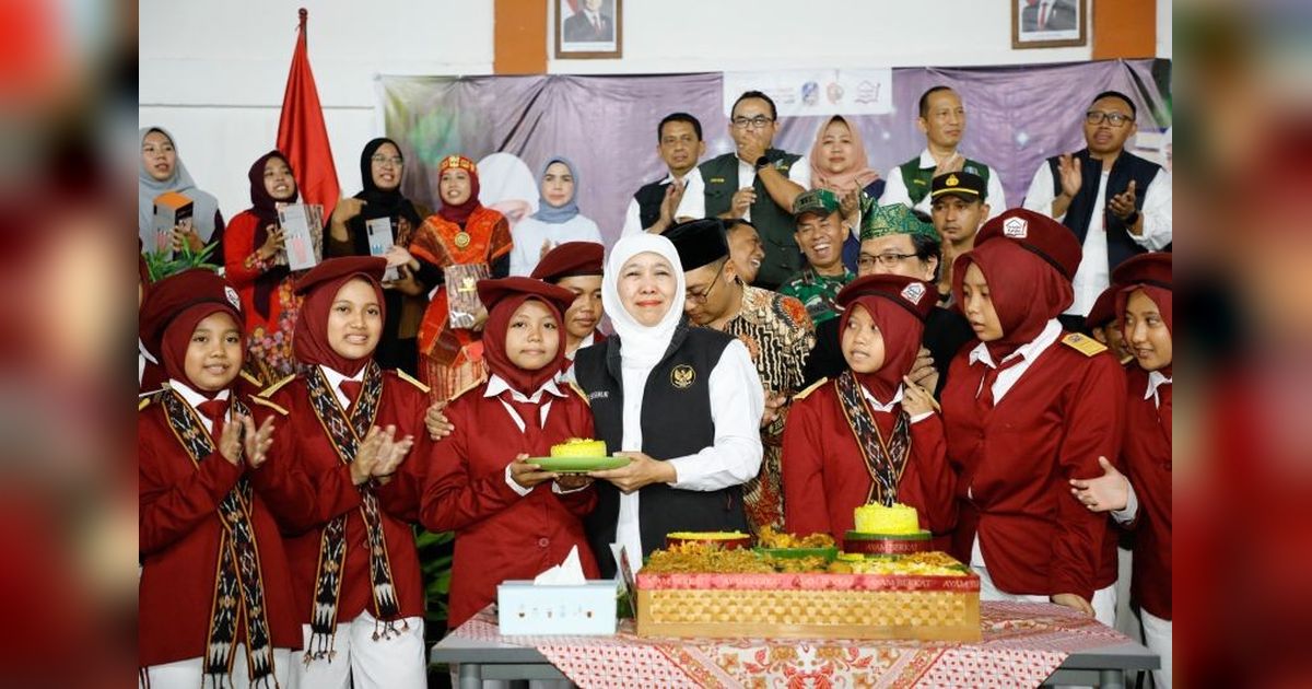 Khofifah Rayakan Hardiknas Bersama Siswa Sekolah Rakyat Mojokerto, Terkesima Pidato Lima Bahasa