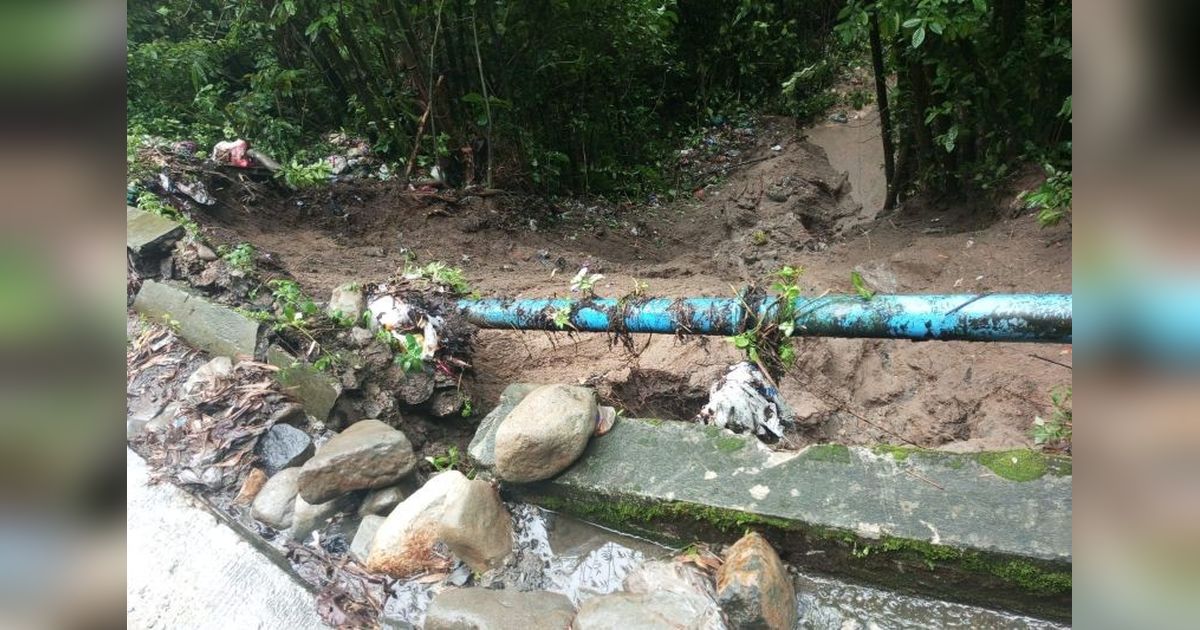 Dinas PUPR Lambar Pasang Tanggul Darurat Cegah Perluasan Jalan Ambles Akibat Longsor