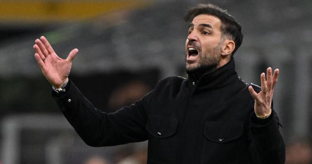 Cesc Fabregas Tanggapi Rumor Dilirik Chelsea: Sepak Bola Penuh dengan Kejutan