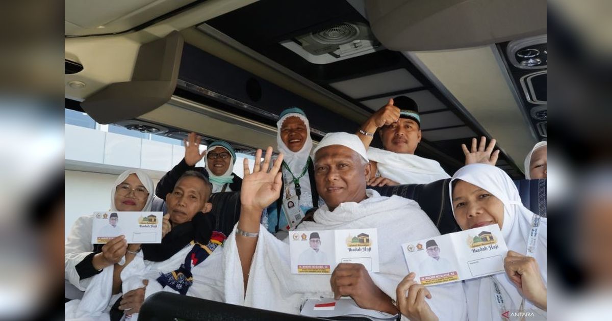 Anggota DPR Beri Tambahan Bantuan Uang Saku Calon Haji Padang Kloter Terakhir