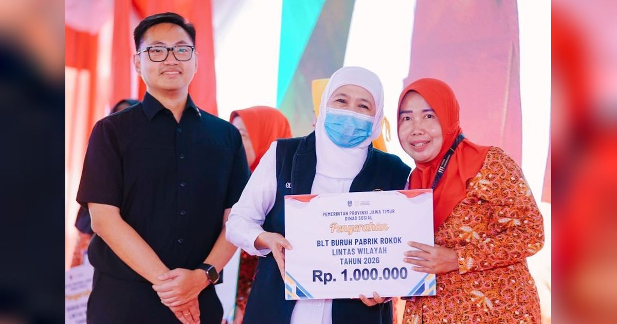 Gubernur Khofifah Salurkan BLT DBHCHT Rp2,5 Miliar untuk Buruh Rokok Surabaya