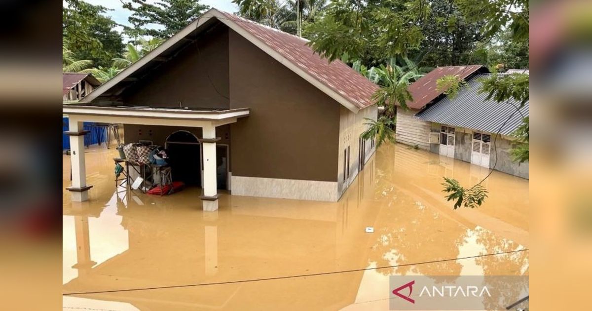 PDAM Tirta Anoa Sigap Distribusikan Air Bersih untuk 126 KK Terdampak Banjir di Kendari